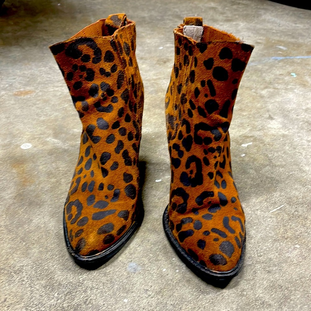 Leopard print suede ankle boots size 10. 3.5” heel height. Zara FW2012